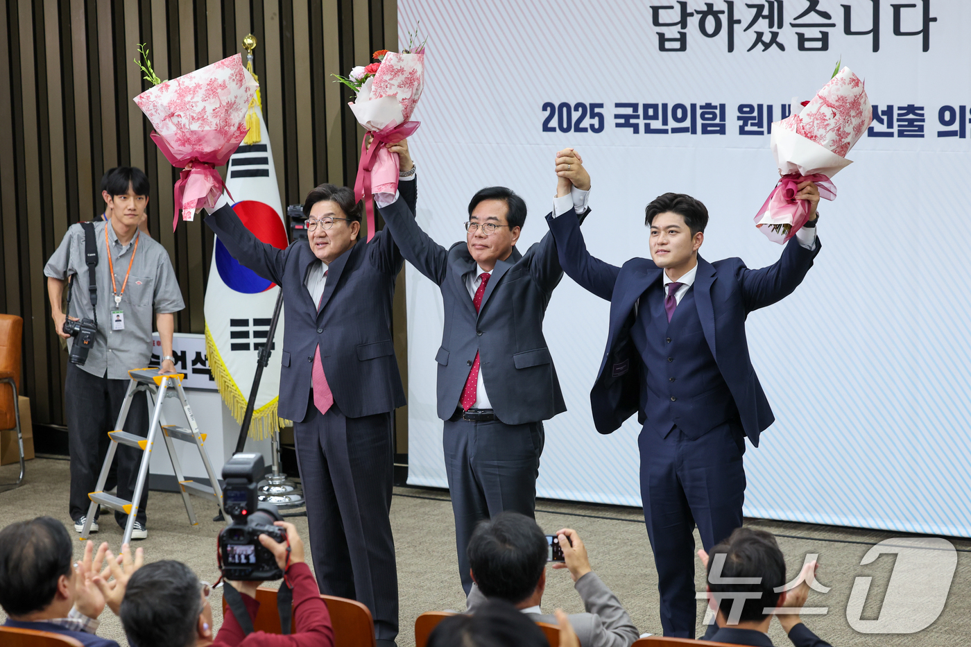 (서울=뉴스1) 안은나 기자 = 국민의힘 신임 원내대표로 선출된 송언석 의원(가운데)이 16일 오후 서울 여의도 국회에서 열린 의원총회에서 권성동 전 원내대표(왼쪽), 김용태 비상 …