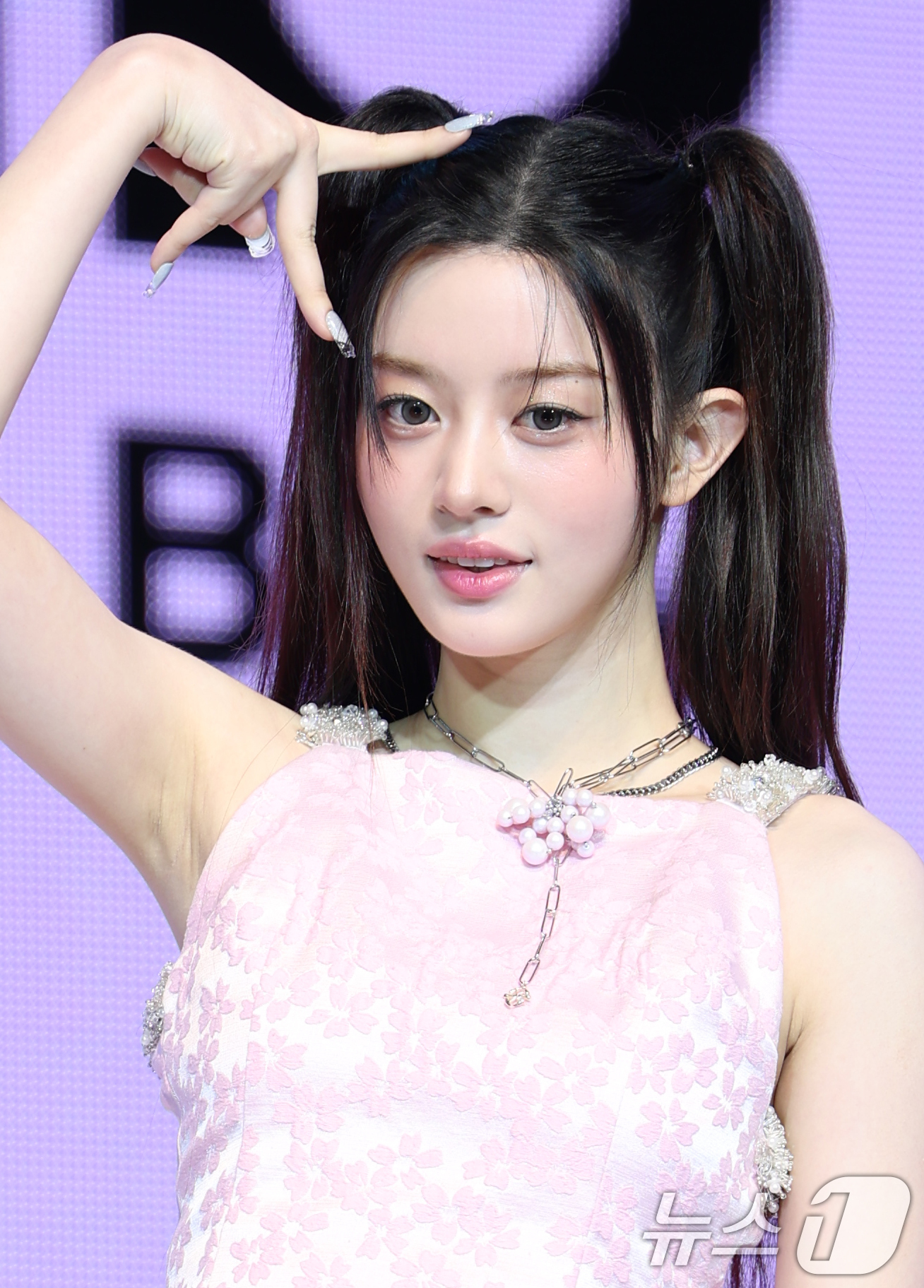 (서울=뉴스1) 권현진 기자 = 그룹 아일릿의 민주가 16일 오후 서울 광진구 광장동 예스24 라이브홀에서 가진 세 번째 미니앨범 'bomb' 발매 기념 쇼케이스에 참석해 포즈를 …