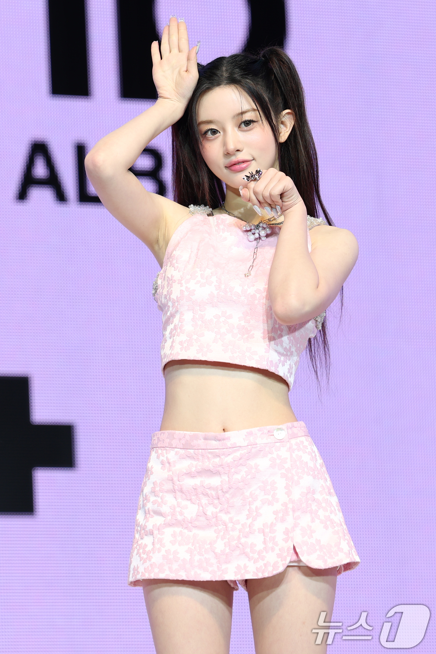 (서울=뉴스1) 권현진 기자 = 그룹 아일릿의 민주가 16일 오후 서울 광진구 광장동 예스24 라이브홀에서 가진 세 번째 미니앨범 'bomb' 발매 기념 쇼케이스에 참석해 포즈를 …