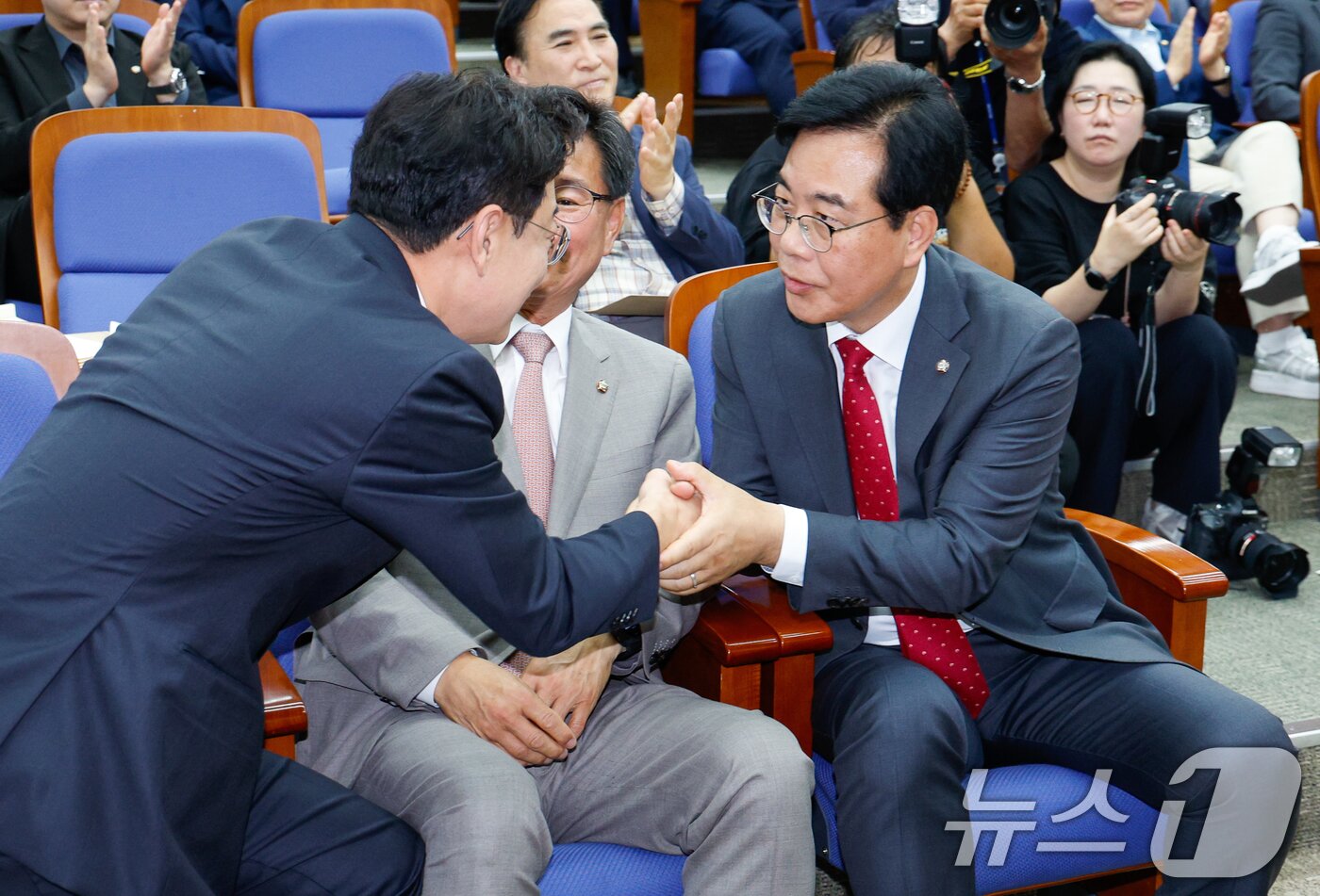 본문 이미지 - 국민의힘 신임 원내대표로 선출된 송언석 의원(왼쪽)이 16일 오후 서울 여의도 국회에서 열린 의원총회에서 선출 확정 후 김성원, 이헌승 후보로부터 축하를 받고 있다. 2025.6.16/뉴스1 ⓒ News1 안은나 기자