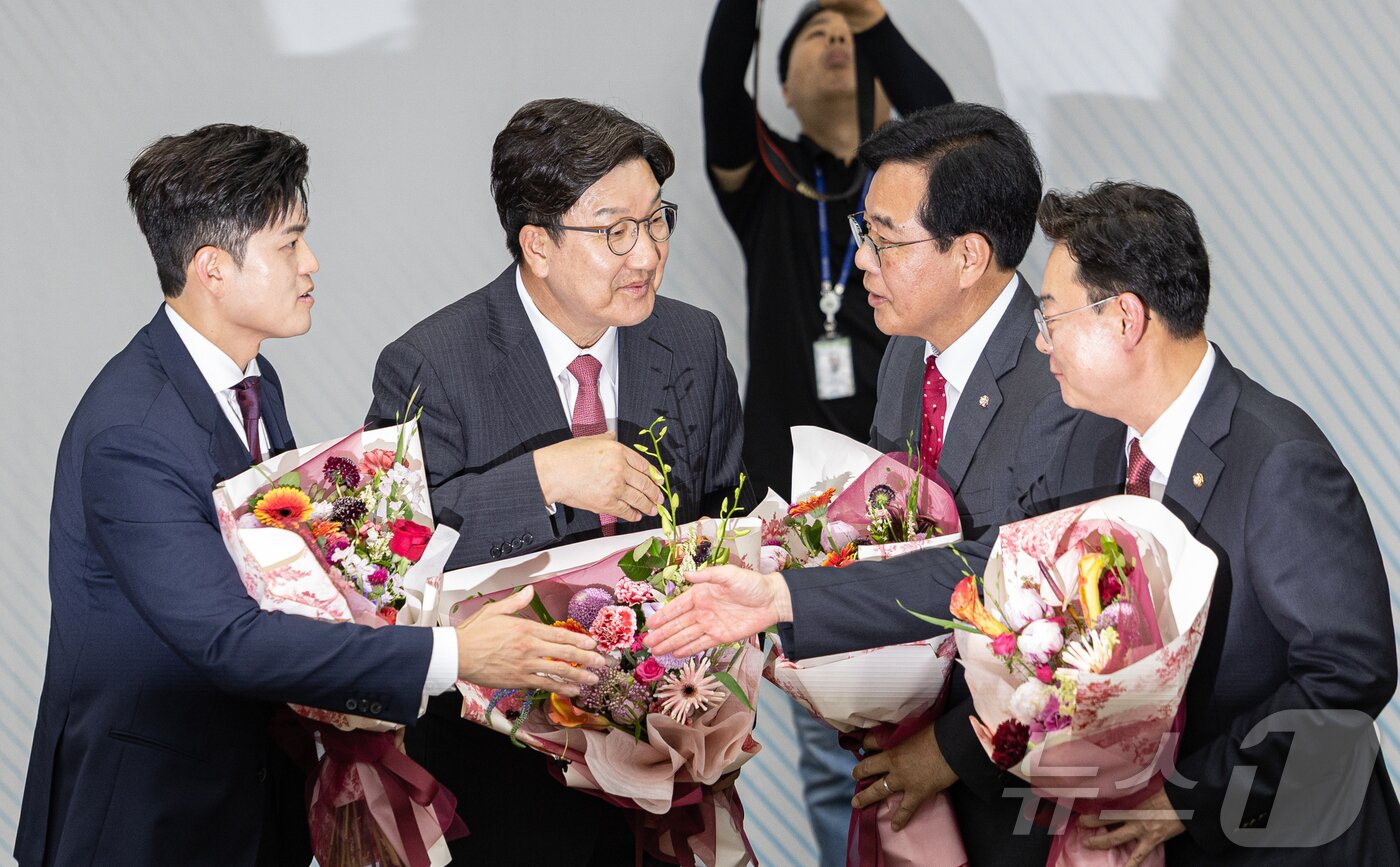 본문 이미지 - 송언석 국민의힘 신임 원내대표가 16일 오후 서울 여의도 국회에서 열린 국민의힘 원내대표 선출을 위한 의원총회에서 선출된 후 김용태 비상대책위원장, 권성동 전 원내대표를 비롯한 후보자들에게 축하를 받고 있다. 2025.6.16/뉴스1 ⓒ News1 이재명 기자