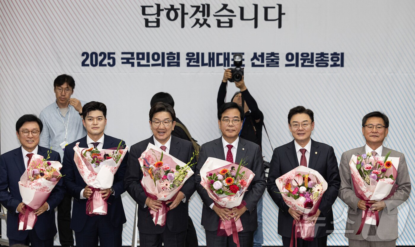 본문 이미지 - 송언석 국민의힘 신임 원내대표가 16일 오후 서울 여의도 국회에서 열린 국민의힘 원내대표 선출을 위한 의원총회에서 선출된 후 김용태 비상대책위원장, 권성동 전 원내대표를 비롯한 후보자들과 함게 기념촬영을 하고 있다. 2025.6.16/뉴스1 ⓒ News1 이재명 기자