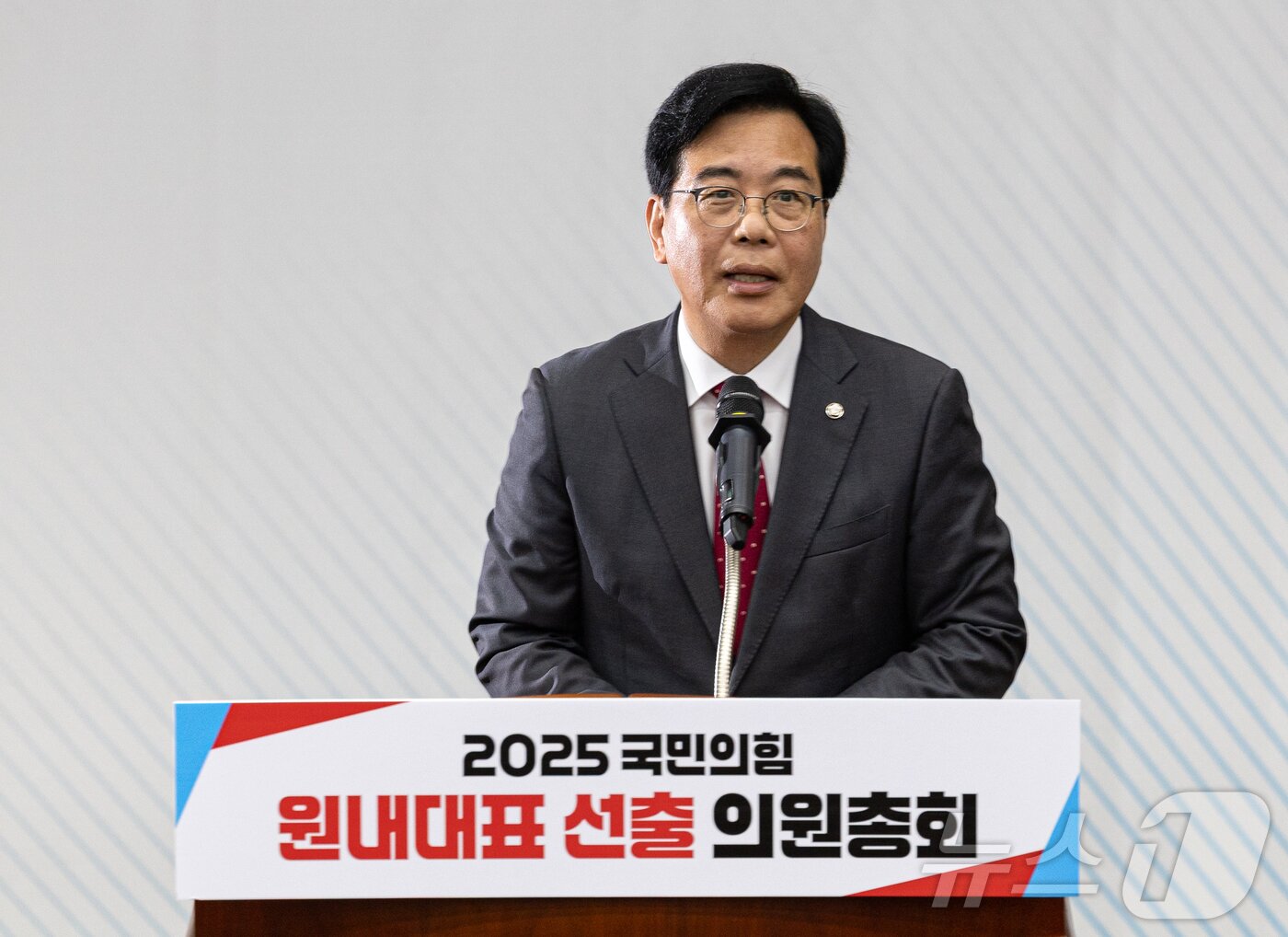 본문 이미지 - 송언석 국민의힘 신임 원내대표가 16일 오후 서울 여의도 국회에서 열린 국민의힘 원내대표 선출을 위한 의원총회에서 선출된 후 당선인사를 하고 있다. 2025.6.16/뉴스1 ⓒ News1 이재명 기자