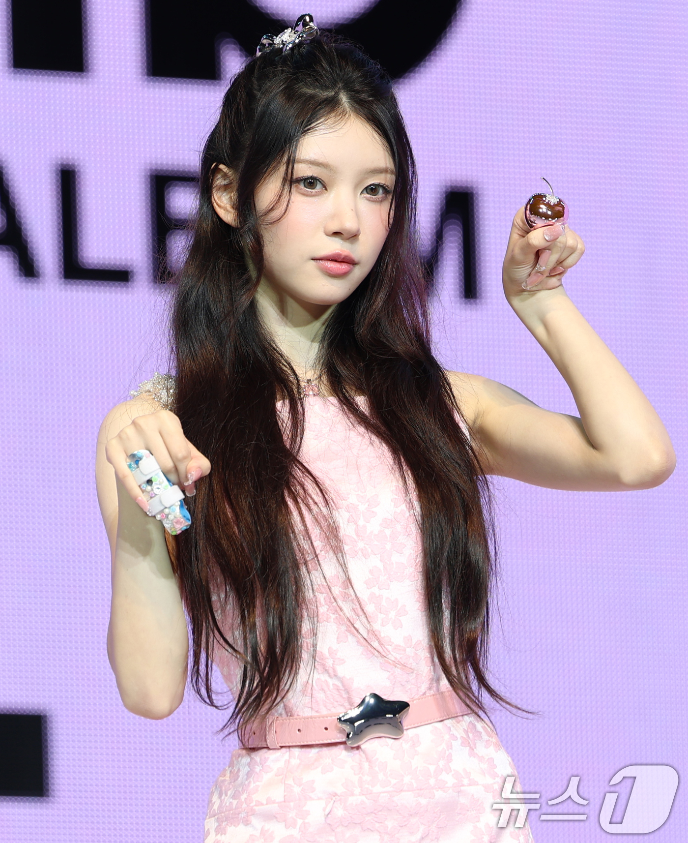 (서울=뉴스1) 권현진 기자 = 그룹 아일릿의 모카가 16일 오후 서울 광진구 광장동 예스24 라이브홀에서 가진 세 번째 미니앨범 'bomb' 발매 기념 쇼케이스에 참석해 포즈를 …