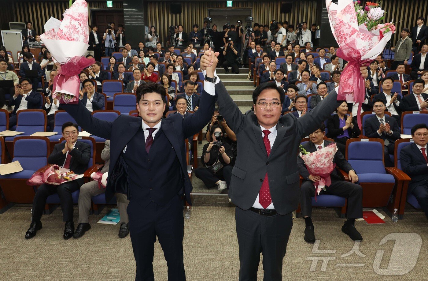 본문 이미지 - 송언석 국민의힘 신임 원내대표와 김용태 비상대책위원장이 16일 오후 서울 여의도 국회에서 열린 국민의힘 원내대표 선출을 위한 의원총회에서 선출된 후 기념촬영을 하고 있다. (공동취재) 2025.6.16/뉴스1 ⓒ News1 이재명 기자