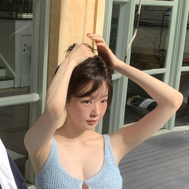 강민경, 민소매 니트 입고 과감 노출…투명 피부에 늘씬 라인