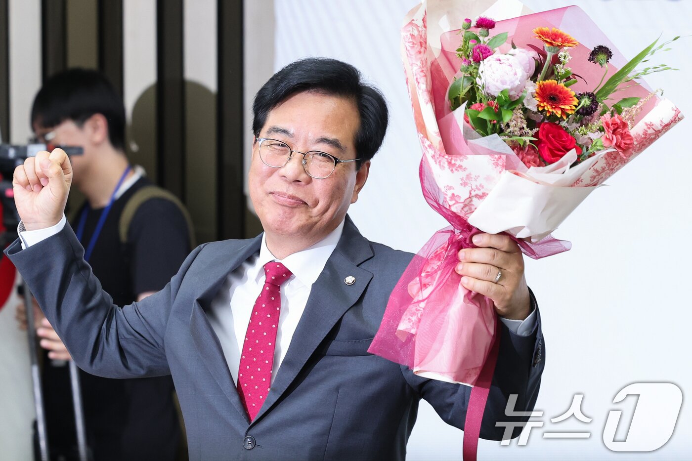 본문 이미지 - 국민의힘 신임 원내대표로 선출된 송언석 의원이 16일 오후 서울 여의도 국회에서 열린 의원총회에서 꽃다발을 들어보이고 있다. 2025.6.16/뉴스1 ⓒ News1 안은나 기자