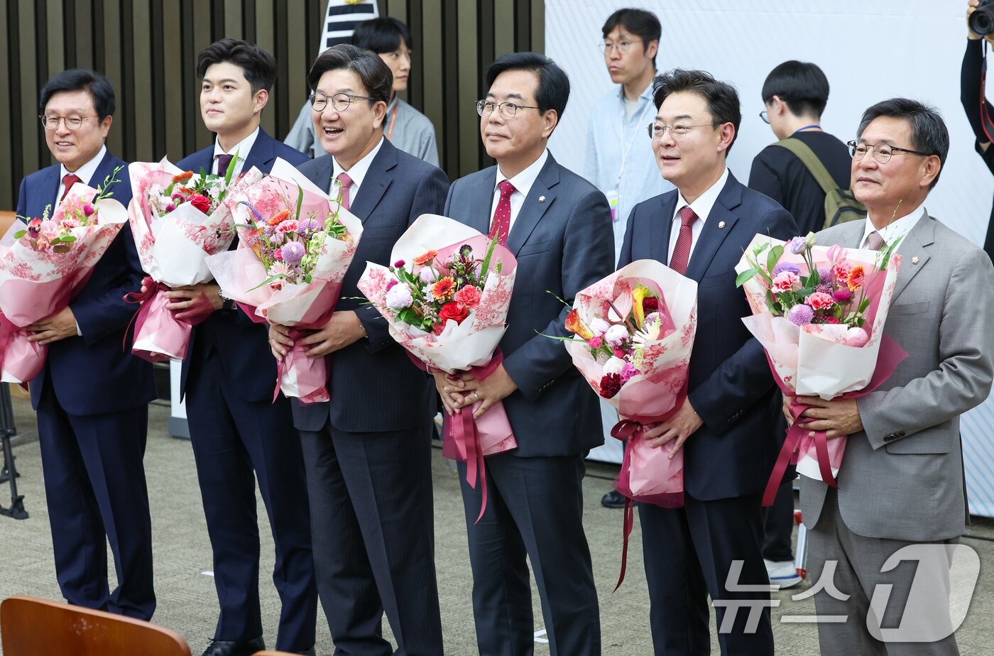 본문 이미지 - 국민의힘 신임 원내대표로 선출된 송언석 의원이 16일 오후 서울 여의도 국회에서 열린 의원총회에서 꽃다발을 들고 있다. 왼쪽부터 박형수 선관위원장, 김용태 비대위원장, 권성동 전 원내대표, 송 신임 원내대표, 김성원 후보, 이헌승 후보. ⓒ News1 안은나 기자