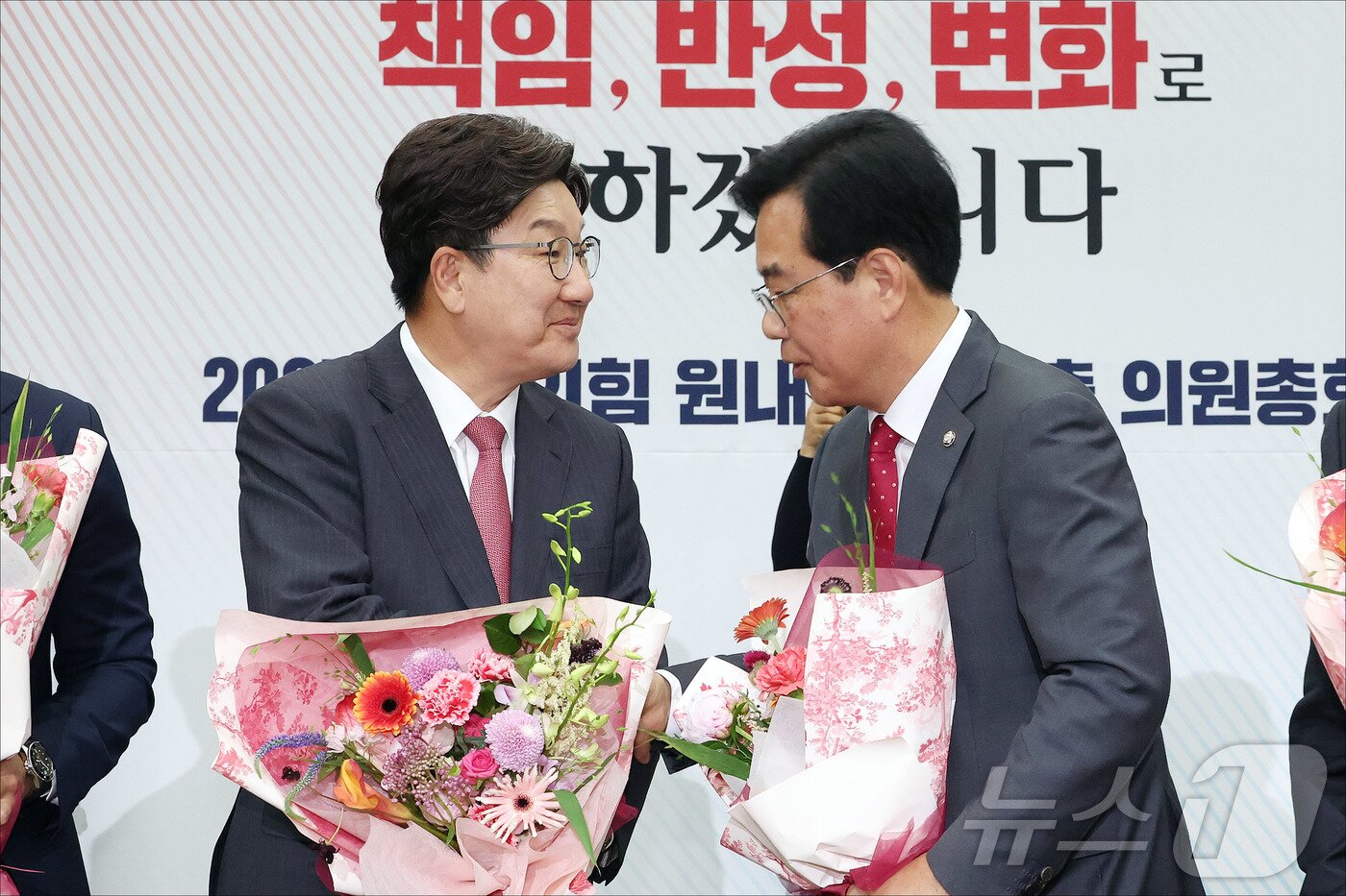 본문 이미지 - 송언석 국민의힘 신임 원내대표가 16일 오후 서울 여의도 국회에서 열린 2025 국민의힘 원내대표 선출 의원총회에서 권성동 전 원내대표와 인사를 나누고 있다. (공동취재) ⓒ News1 이재명 기자