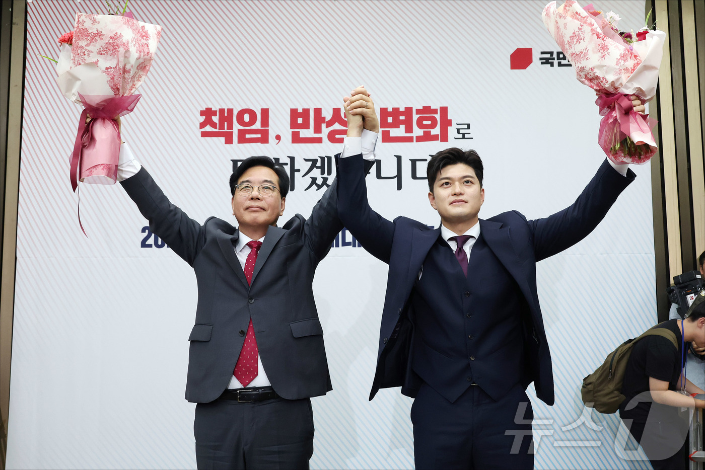 (서울=뉴스1) 이재명 기자 = 송언석 국민의힘 신임 원내대표가 16일 오후 서울 여의도 국회에서 열린 2025 국민의힘 원내대표 선출 의원총회에서 김용태 비상대책위원장과 손을 들 …