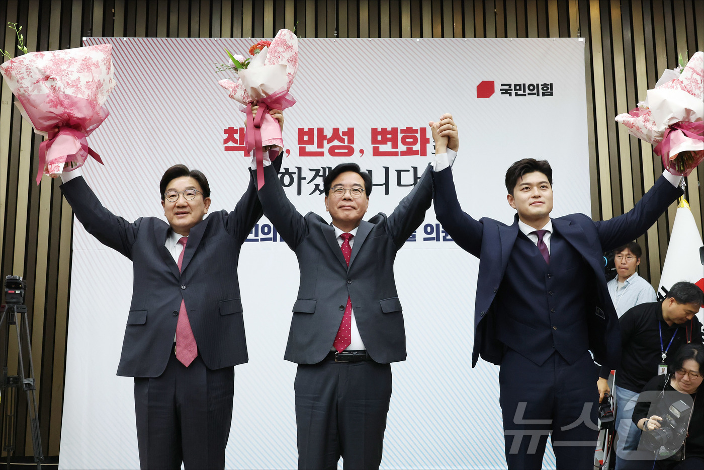 (서울=뉴스1) 이재명 기자 = 송언석 국민의힘 신임 원내대표가 16일 오후 서울 여의도 국회에서 열린 2025 국민의힘 원내대표 선출 의원총회에서 권성동 전 원내대표, 김용태 비 …