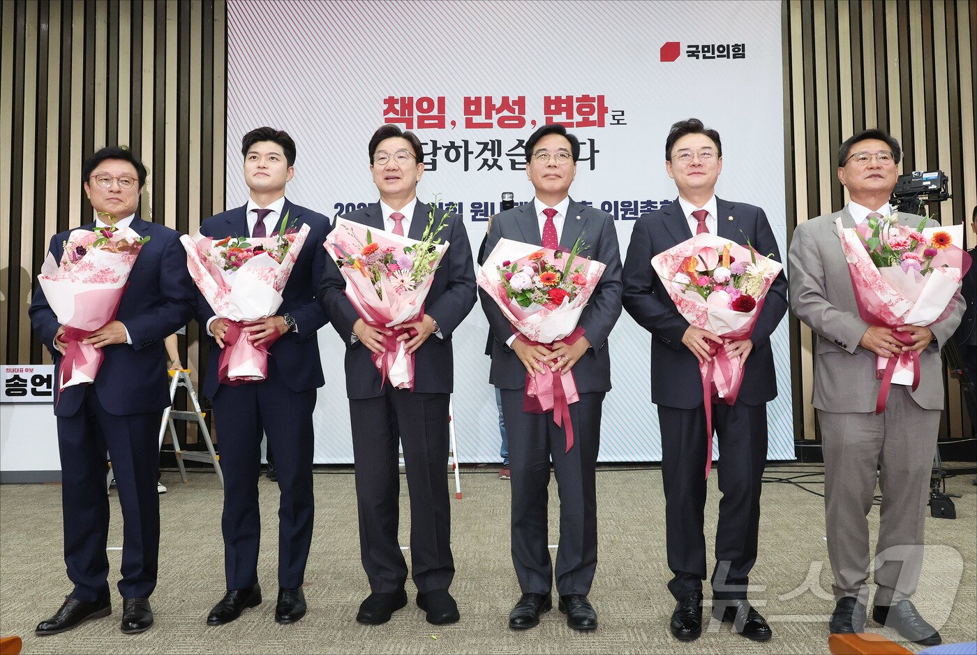 본문 이미지 - 송언석 국민의힘 신임 원내대표 등이 16일 오후 서울 여의도 국회에서 열린 2025 국민의힘 원내대표 선출 의원총회에서 꽃다발을 들고 있다. (공동취재) 2025.6.16/뉴스1 ⓒ News1 이재명 기자
