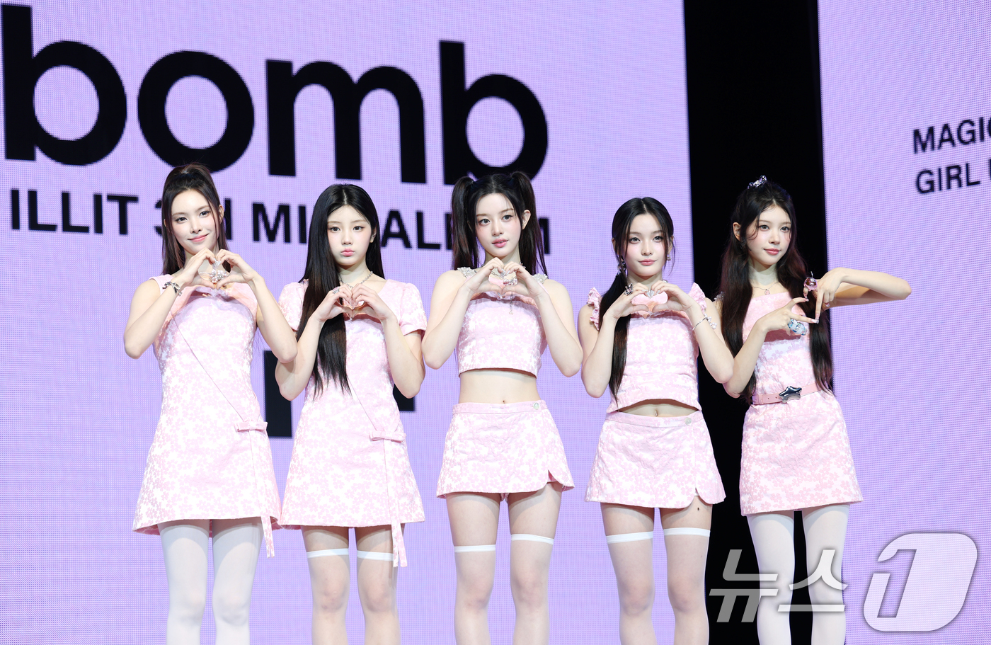 (서울=뉴스1) 권현진 기자 = 그룹 아일릿의 윤아(왼쪽부터)와 민주, 모카, 원희, 이로하가 16일 오후 서울 광진구 광장동 예스24 라이브홀에서 가진 세 번째 미니앨범 'bom …