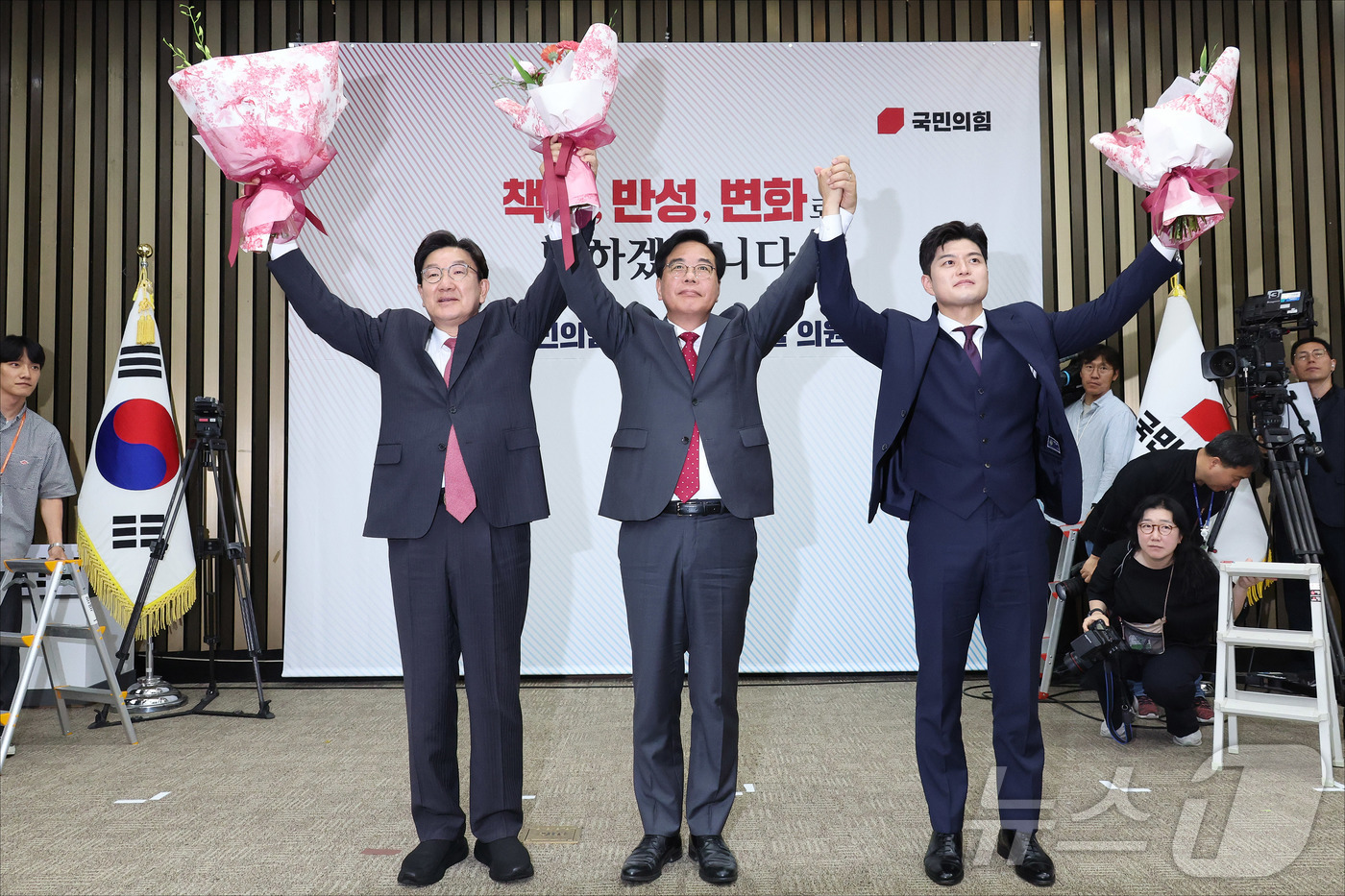 (서울=뉴스1) 이재명 기자 = 송언석 국민의힘 신임 원내대표가 16일 오후 서울 여의도 국회에서 열린 2025 국민의힘 원내대표 선출 의원총회에서 권성동 전 원내대표, 김용태 비 …