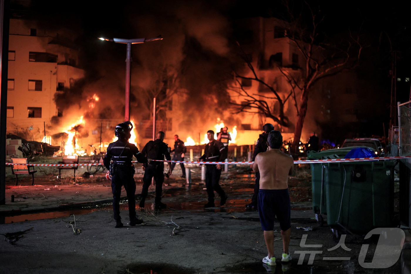 (텔아비브 로이터=뉴스1) 김경민 기자 = 이란의 미사일 공격으로 이스라엘 텔아비브 건물에 화재가 발생했다. 2025.6.16ⓒ 로이터=뉴스1
