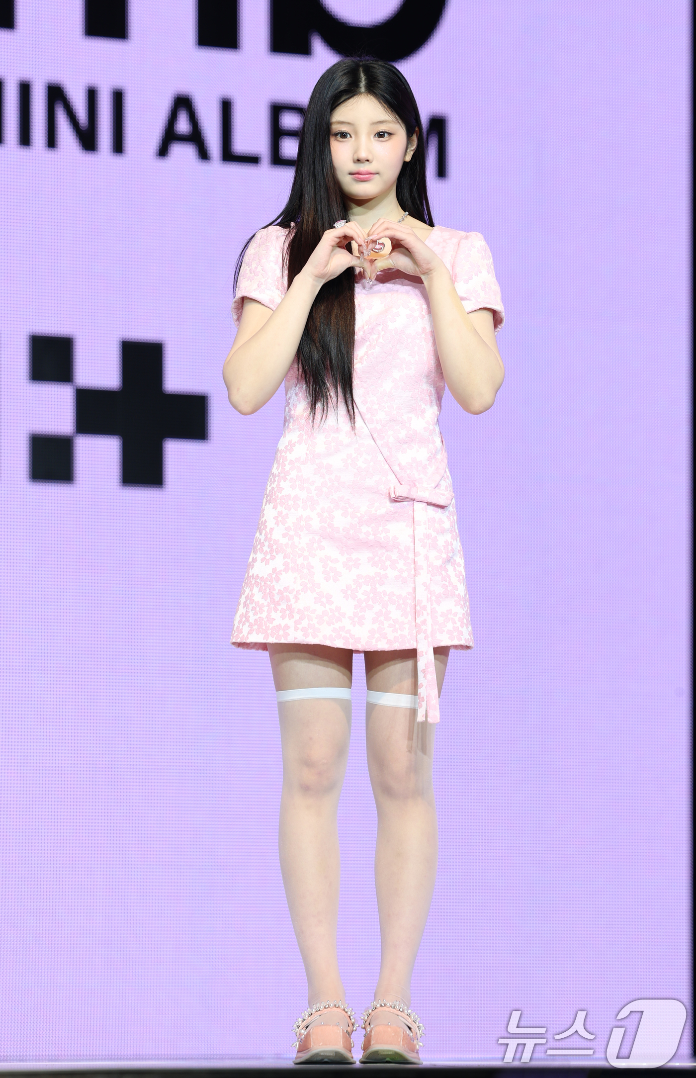 (서울=뉴스1) 권현진 기자 = 그룹 아일릿의 원희가 16일 오후 서울 광진구 광장동 예스24 라이브홀에서 가진 세 번째 미니앨범 'bomb' 발매 기념 쇼케이스에 참석해 포즈를 …