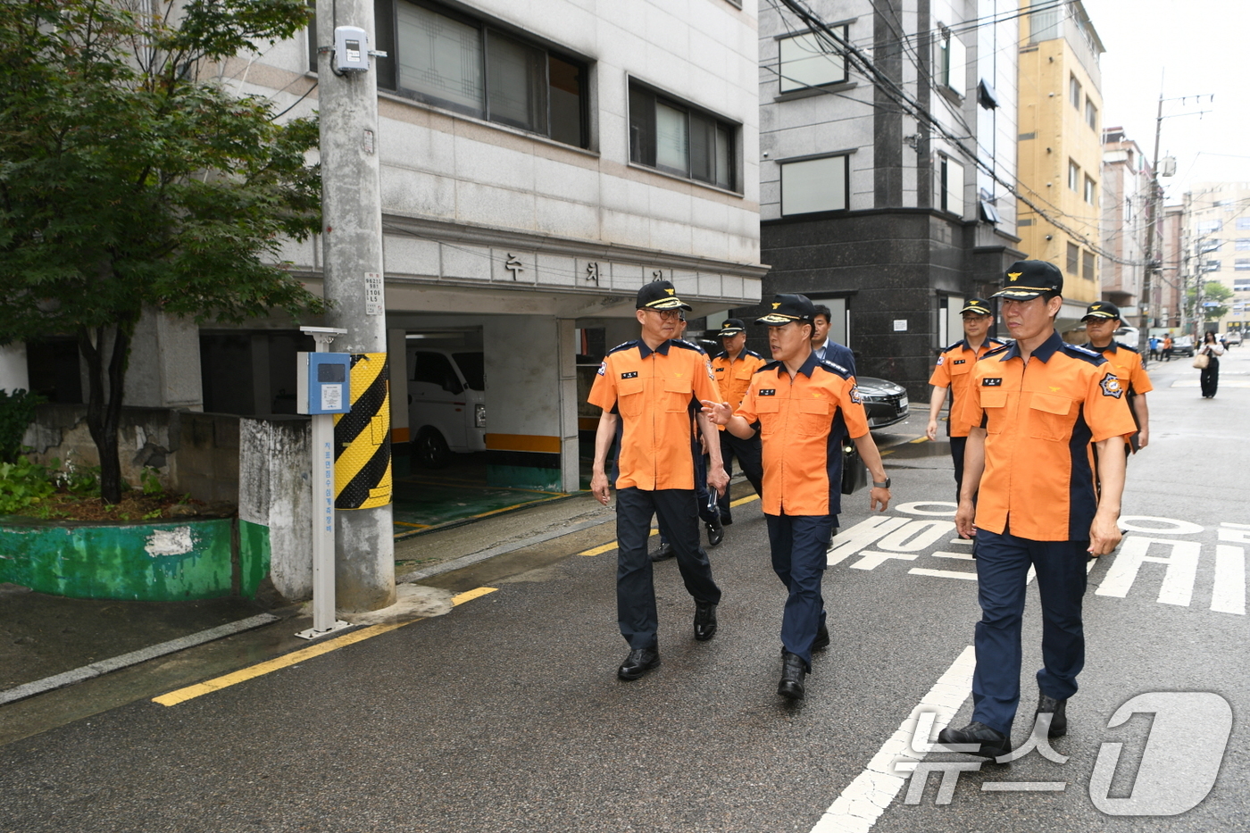 (서울=뉴스1) = 허석곤 소방청장이 16일 서울 관악구 신림동 반지하 주거시설을 방문해 저지대 침수 사고에 대비한 대응·대책을 점검하고 있다. (소방청 제공. 재판매 및 DB 금 …