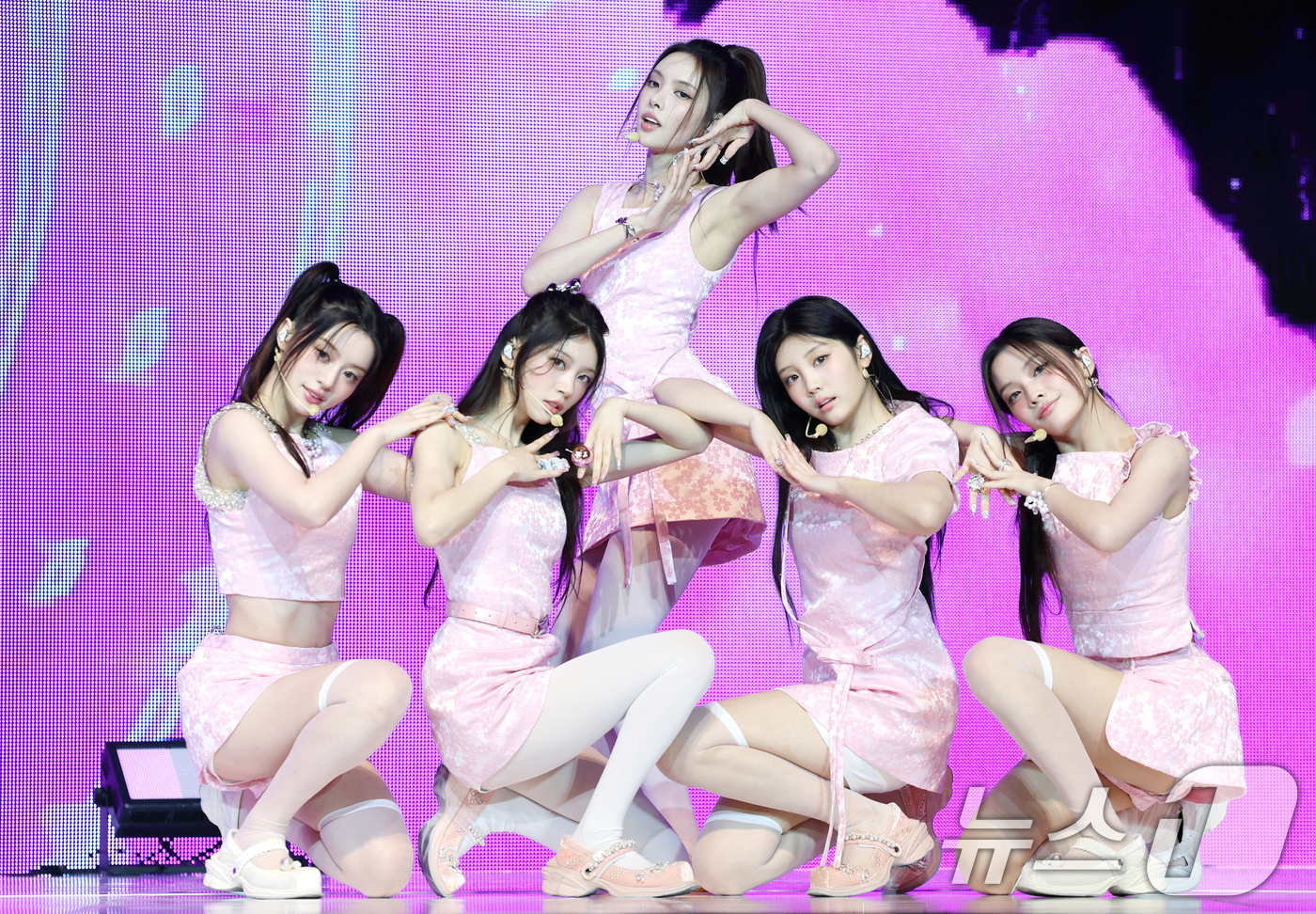 (서울=뉴스1) 권현진 기자 = 그룹 아일릿이 16일 오후 서울 광진구 광장동 예스24 라이브홀에서 가진 세 번째 미니앨범 'bomb' 발매 기념 쇼케이스에 참석해 타이틀 곡 ‘빌 …