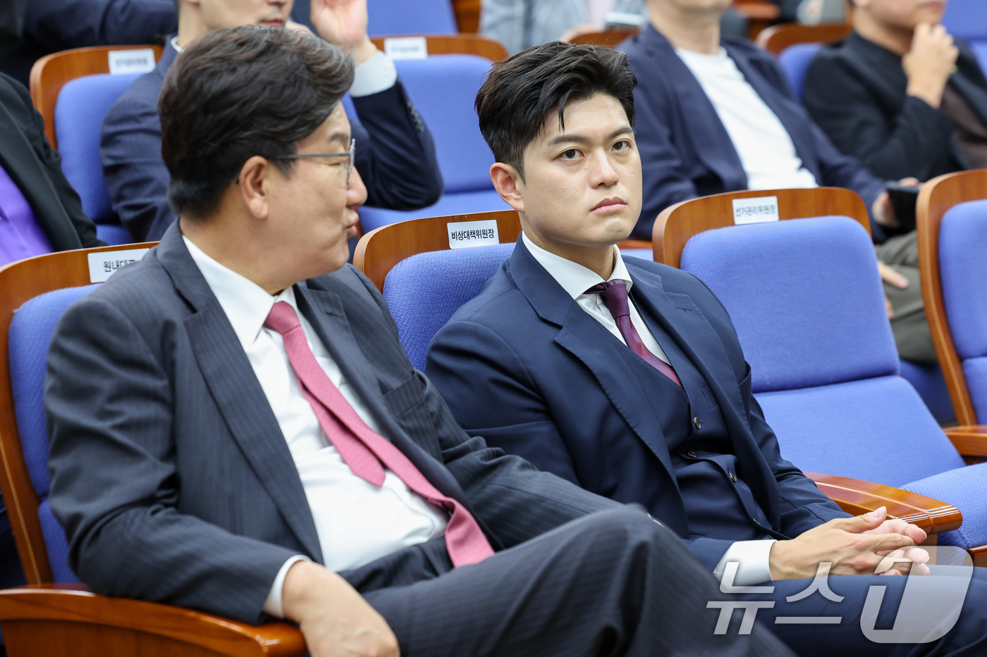 (서울=뉴스1) 안은나 기자 = 김용태 국민의힘 비상대책위원장(오른쪽)과 권성동 원내대표가 16일 오후 서울 여의도 국회에서 열린 의원총회에서 대화를 나누고 있다. 2025.6.1 …