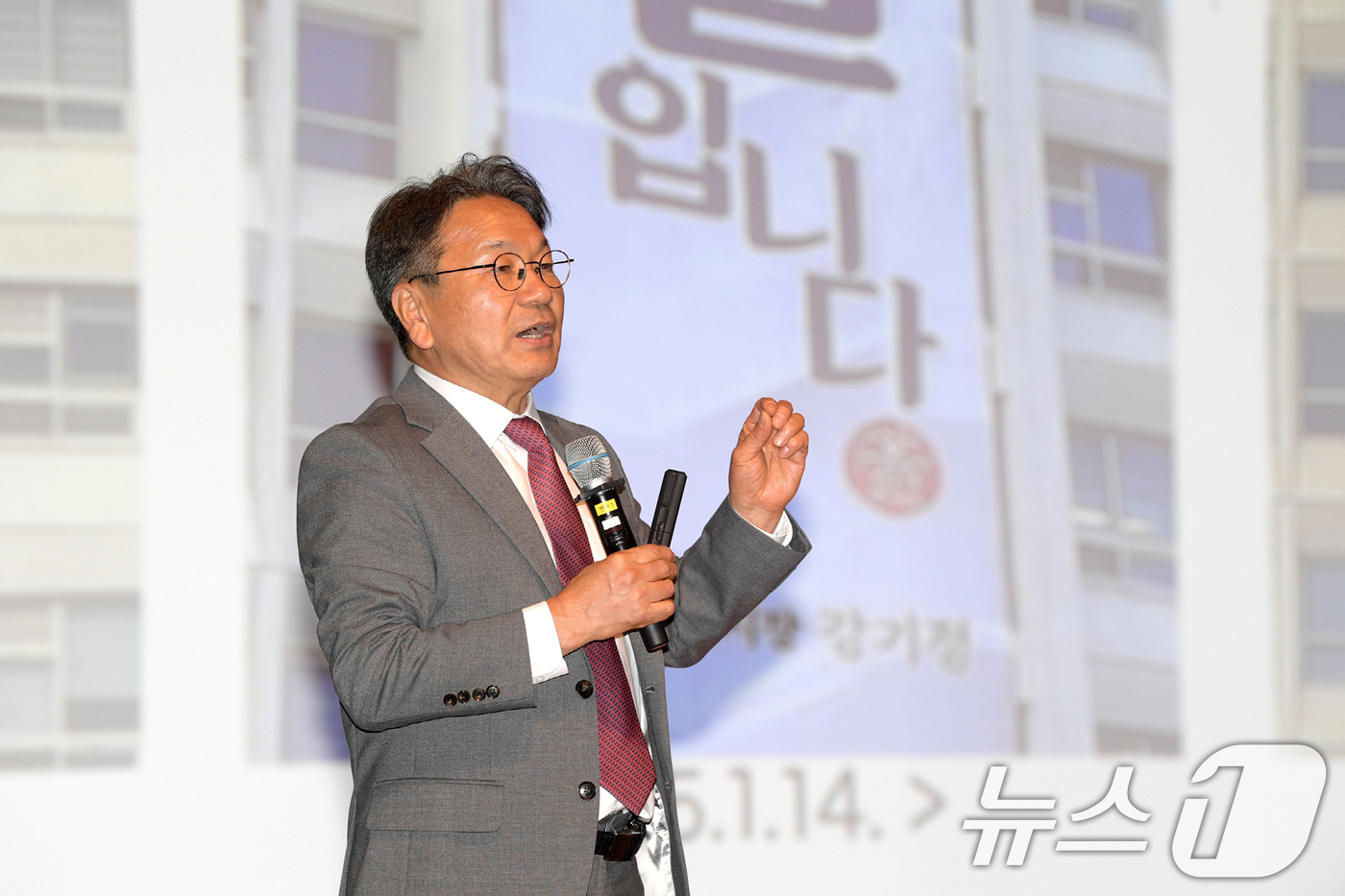 (광주=뉴스1) 박준배 기자 = 강기정 광주시장이 16일 오후 시청 대회의실에서 열린 빛고을 50+일자리사업 발대식에 참석해 특강을 하고 있다.(광주시 제공. 재판매 및 DB 금지 …