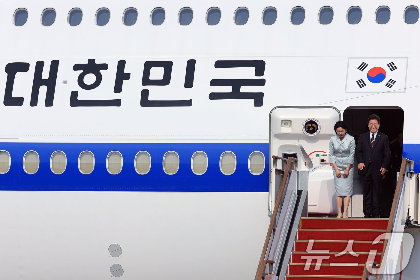 본문 이미지 - 이재명 대통령과 부인 김혜경 여사가 캐나다에서 열리는 주요7개국&#40;G7&#41; 정상회의 참석을 위해 16일 오후 경기도 성남 서울공항을 통해 출국하고 있다.  2025.6.16/뉴스1 ⓒ News1 박정호 기자