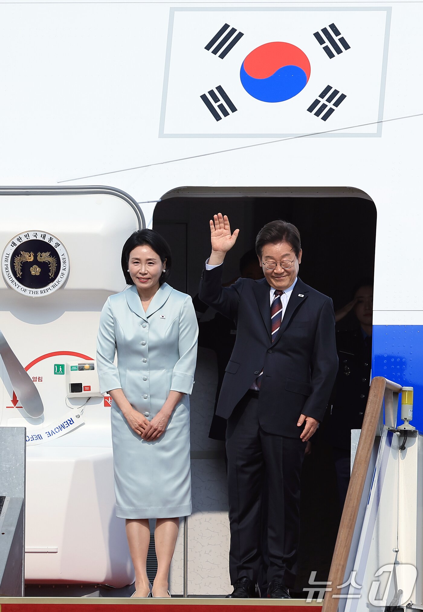 본문 이미지 - 이재명 대통령과 부인 김혜경 여사가 캐나다에서 열리는 주요7개국&#40;G7&#41; 정상회의 참석을 위해 16일 오후 경기도 성남 서울공항을 통해 출국하고 있다.  2025.6.16/뉴스1 ⓒ News1 박정호 기자