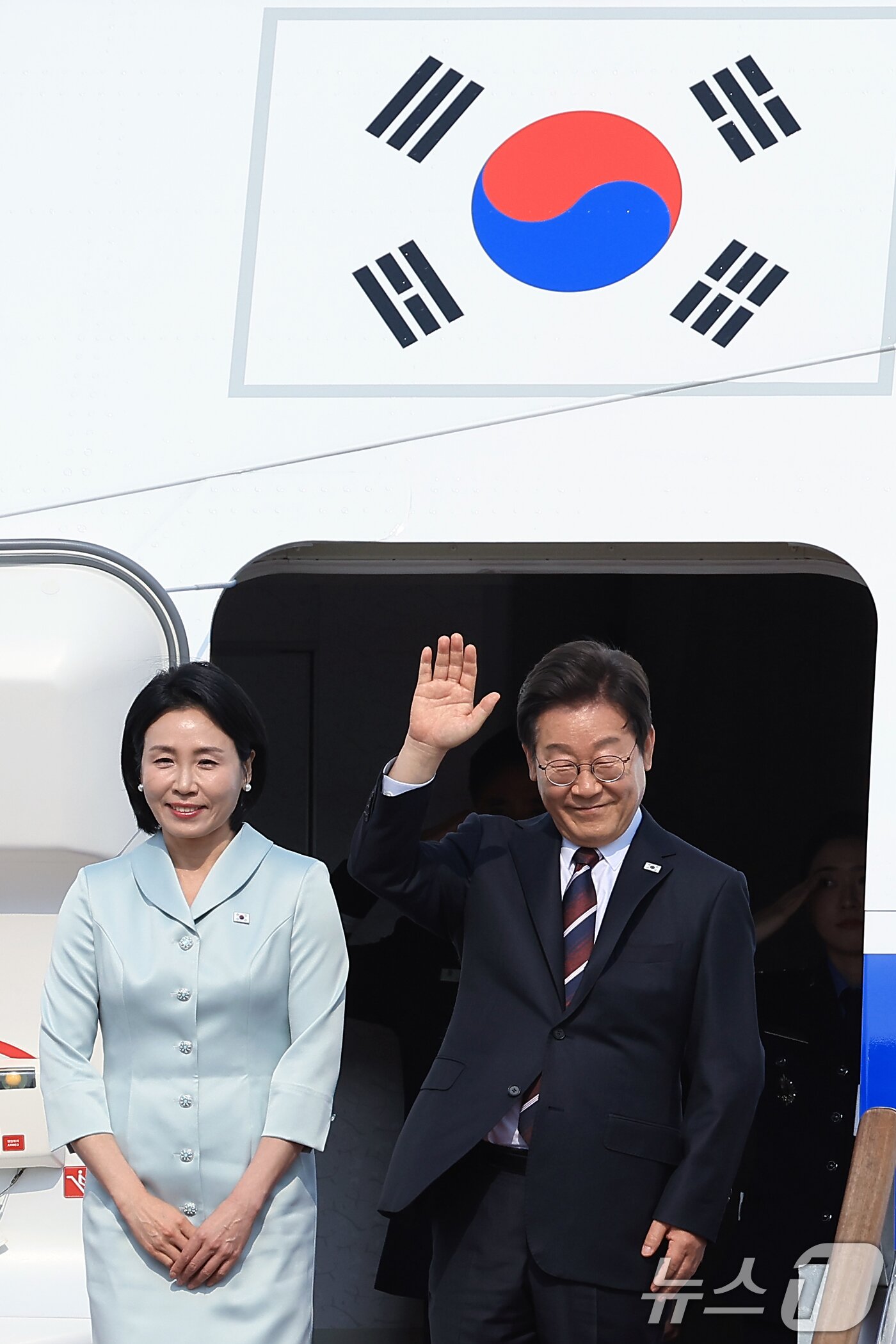 본문 이미지 - 이재명 대통령과 부인 김혜경 여사가 캐나다에서 열리는 주요7개국&#40;G7&#41; 정상회의 참석을 위해 16일 오후 경기도 성남 서울공항을 통해 출국하고 있다.  2025.6.16/뉴스1 ⓒ News1 박정호 기자