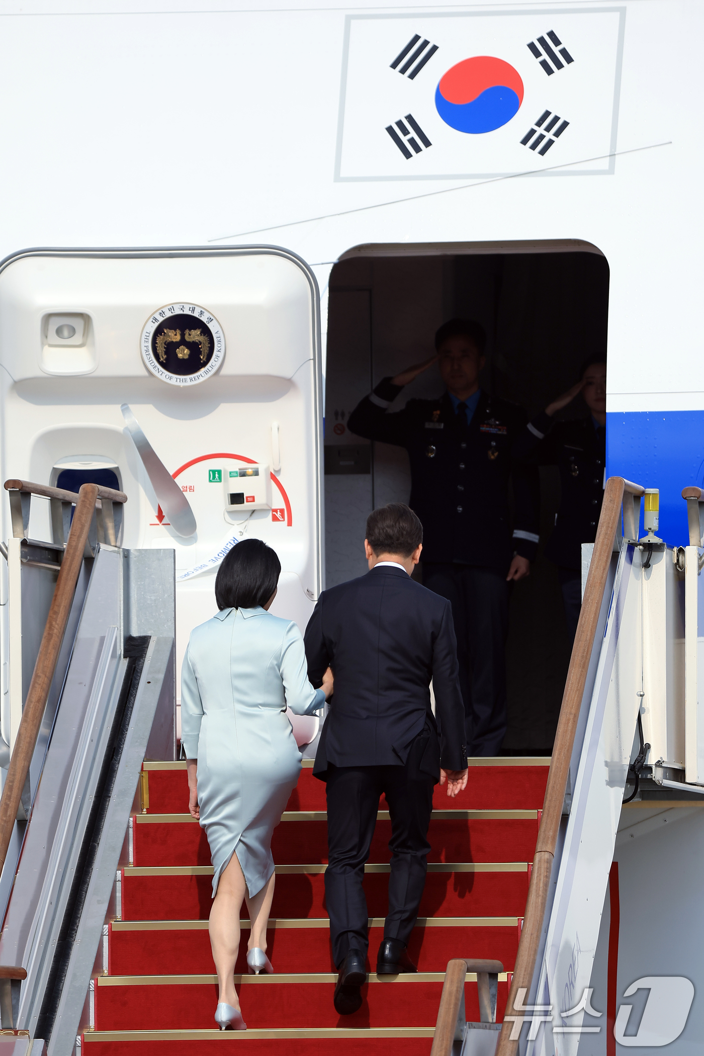 (성남=뉴스1) 박정호 기자 = 이재명 대통령과 부인 김혜경 여사가 캐나다에서 열리는 주요7개국(G7) 정상회의 참석을 위해 16일 오후 경기도 성남 서울공항을 통해 출국하고 있다 …