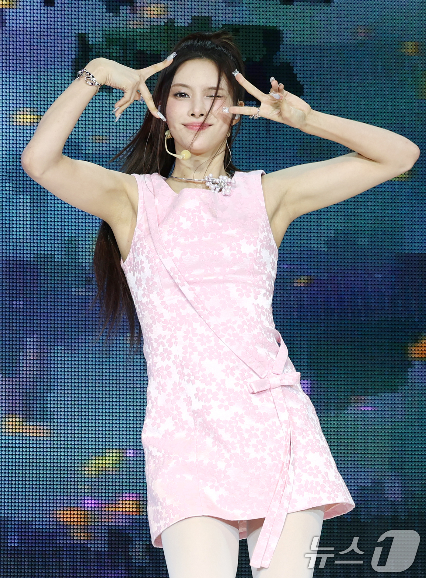 (서울=뉴스1) 권현진 기자 = 그룹 아일릿의 윤아가 16일 오후 서울 광진구 광장동 예스24 라이브홀에서 가진 세 번째 미니앨범 'bomb' 발매 기념 쇼케이스에 참석해 타이틀 …