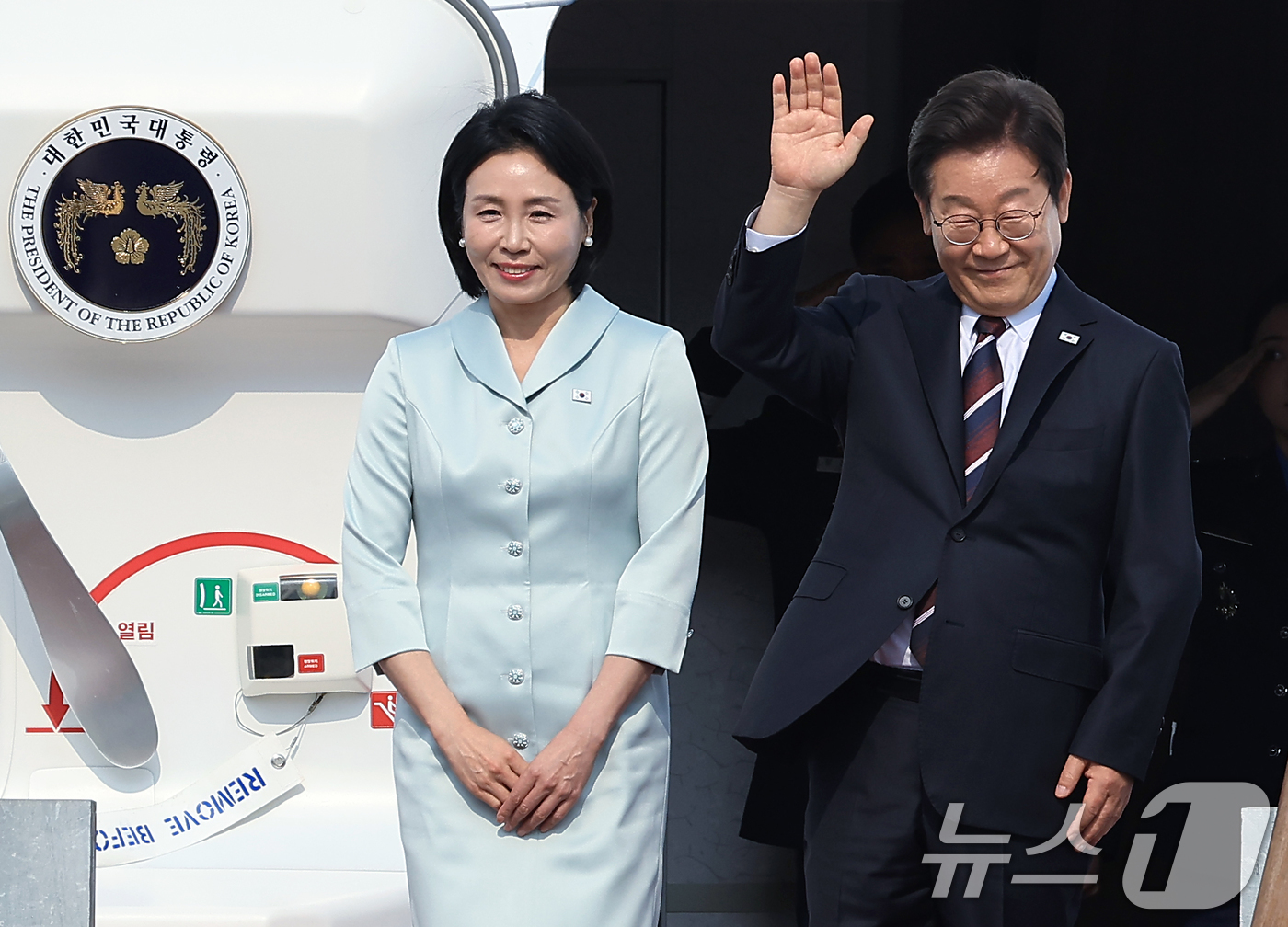 (성남=뉴스1) 박정호 기자 = 이재명 대통령과 부인 김혜경 여사가 캐나다에서 열리는 주요7개국(G7) 정상회의 참석을 위해 16일 오후 경기도 성남 서울공항을 통해 출국하고 있다 …