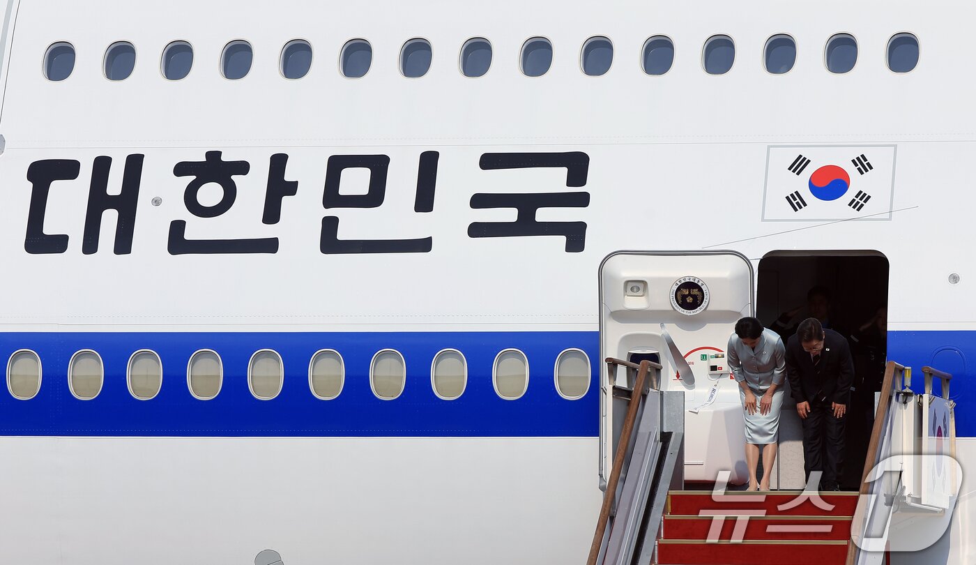 본문 이미지 - 이재명 대통령과 부인 김혜경 여사가 캐나다에서 열리는 주요7개국&#40;G7&#41; 정상회의 참석을 위해 16일 오후 경기도 성남 서울공항을 통해 출국하며 고개 숙여 인사하고 있다.  2025.6.16/뉴스1 ⓒ News1 박정호 기자