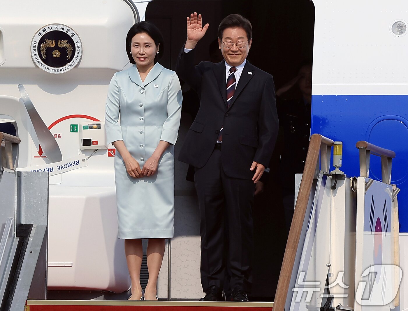 본문 이미지 - 이재명 대통령과 부인 김혜경 여사가 캐나다에서 열리는 주요7개국&#40;G7&#41; 정상회의 참석을 위해 16일 오후 경기도 성남 서울공항을 통해 출국하고 있다.  2025.6.16/뉴스1 ⓒ News1 박정호 기자