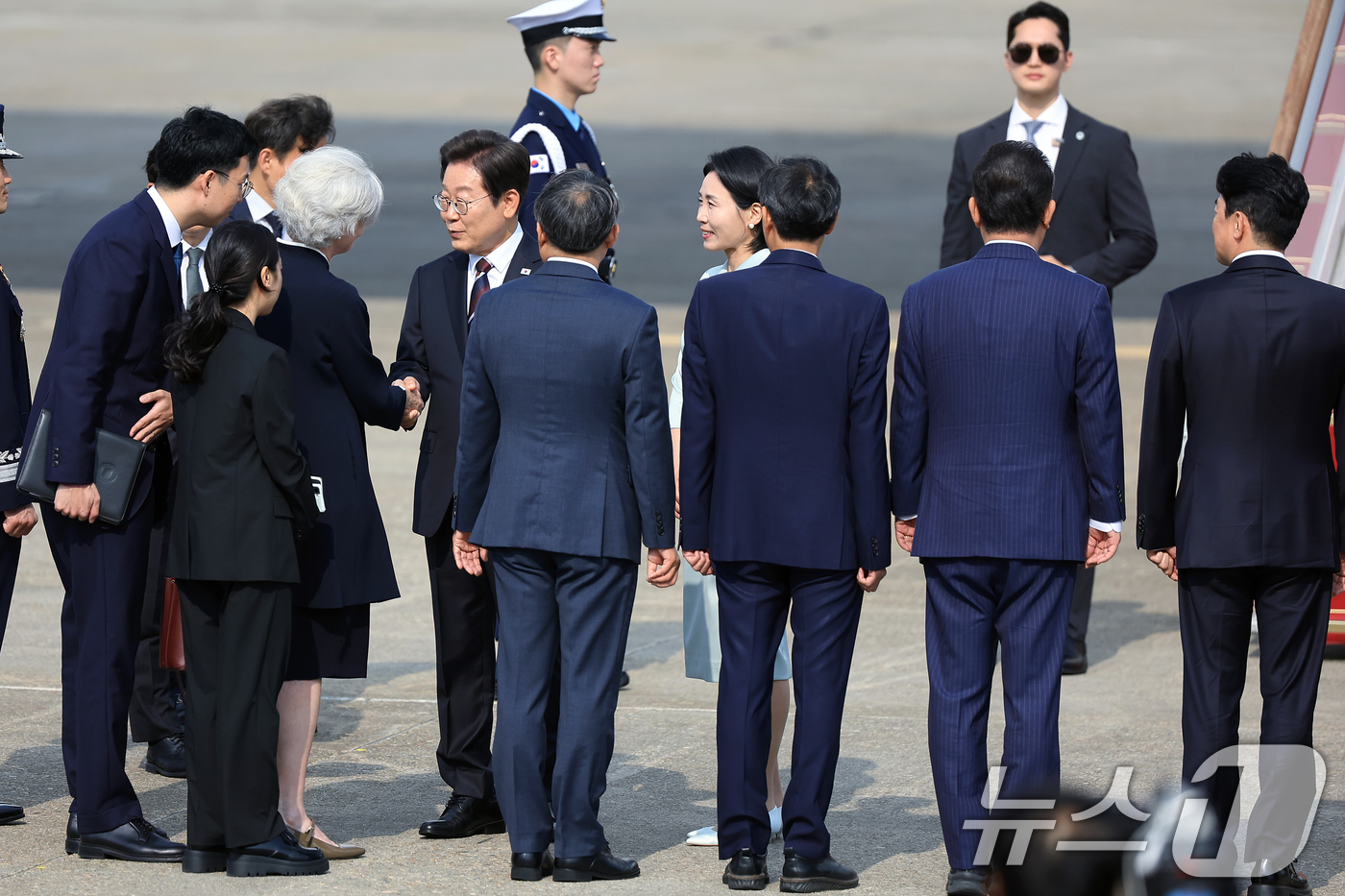 (성남=뉴스1) 박정호 기자 = 이재명 대통령이 캐나다에서 열리는 주요7개국(G7) 정상회의 참석을 위해 16일 오후 경기도 성남 서울공항에서 환송 나온 타마라 모휘니 주한 캐나다 …