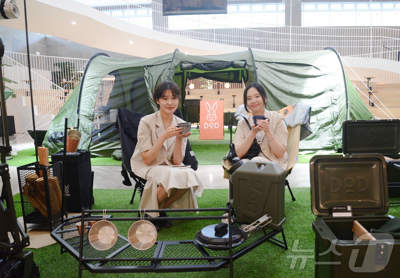 (부산=뉴스1) 윤일지 기자 = 롯데백화점 부산본점은 오는 22일까지 9층 엘아레나 광장에서 텐트, 체어, 테이블 등 다양한 캠핑용품을 직접 체험해볼 수 있는 글로벌 캠핑 브랜드 …