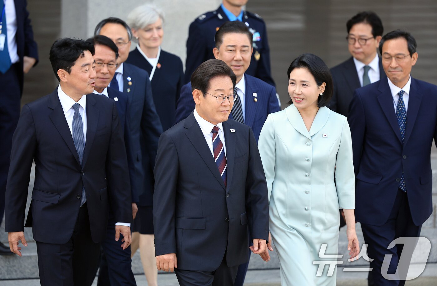 본문 이미지 - 이재명 대통령과 부인 김혜경 여사가 캐나다에서 열리는 주요7개국&#40;G7&#41; 정상회의 참석을 위해 16일 오후 경기도 성남 서울공항을 통해 출국하며 강훈식 대통령 비서실장, 우상호 정무수석, 김병기 더불어민주당 원내대표 등의 환송을 받고 있다.  2025.6.16/뉴스1 ⓒ News1 박정호 기자
