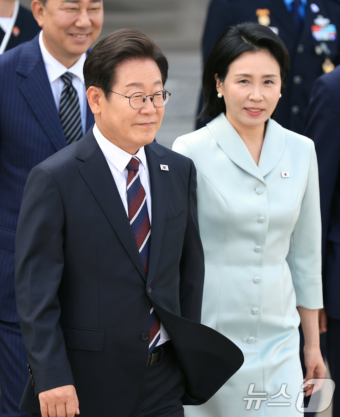 본문 이미지 - 이재명 대통령과 부인 김혜경 여사가 캐나다에서 열리는 주요7개국&#40;G7&#41; 정상회의 참석을 위해 16일 오후 경기도 성남 서울공항을 통해 출국하고 있다.  2025.6.16/뉴스1 ⓒ News1 박정호 기자