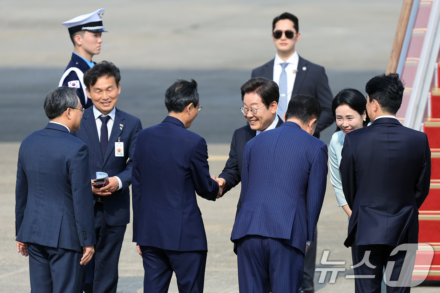 (성남=뉴스1) 박정호 기자 = 이재명 대통령과 부인 김혜경 여사가 캐나다에서 열리는 주요7개국(G7) 정상회의 참석을 위해 16일 오후 경기도 성남 서울공항을 통해 출국하며 환송 …