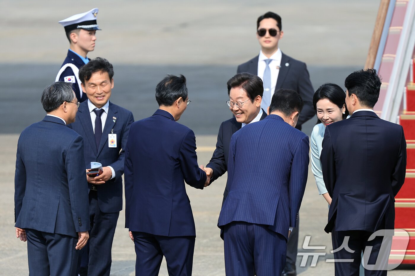 본문 이미지 - 이재명 대통령과 부인 김혜경 여사가 캐나다에서 열리는 주요7개국&#40;G7&#41; 정상회의 참석을 위해 16일 오후 경기도 성남 서울공항을 통해 출국하며 환송 나온 강훈식 대통령 비서실장, 우상호 정무수석, 김병기 더불어민주당 원내대표, 고기동 행정안전부 장관 직무대행 등과 인사를 나누고 있다.  2025.6.16/뉴스1 ⓒ News1 박정호 기자