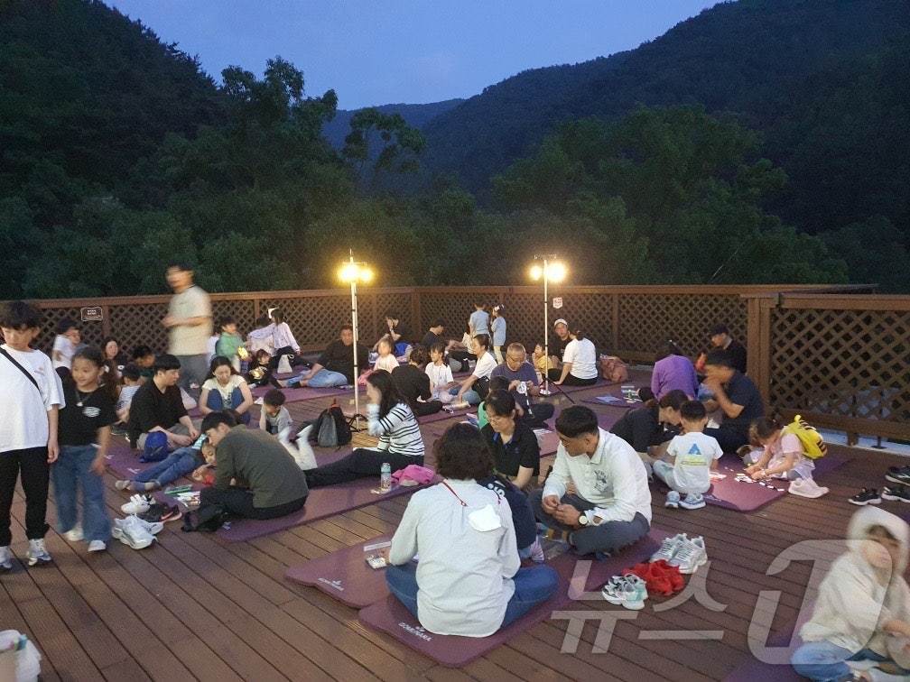 (예산=뉴스1) 이동원 기자 = 예산군지속가능발전협의회(회장 현석운)는 지난 14일 국립 예산 치유의 숲 센터 일원에서 여름철 생태계 복원 조사 및 탐사사업의 일환으로 반딧불이 탐 …