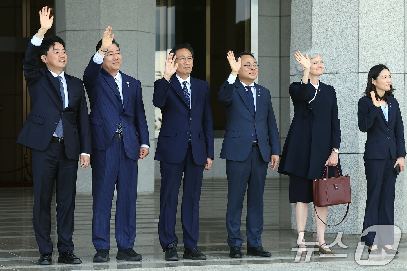 본문 이미지 - 강훈식 대통령 비서실장&#40;왼쪽부터&#41;과 김병기 더불어민주당 원내대표, 우상호 정무수석, 고기동 행정안전부 장관 직무대행, 타마라 모휘니 주한 캐나다 대사 등이 16일 오후 경기도 성남 서울공항에서 캐나다에서 열리는 주요7개국&#40;G7&#41; 정상회의 참석차 출국하는 이재명 대통령이 탑승한 1호기를 향해 손을 흔들고 있다.  2025.6.16/뉴스1 ⓒ News1 박정호 기자