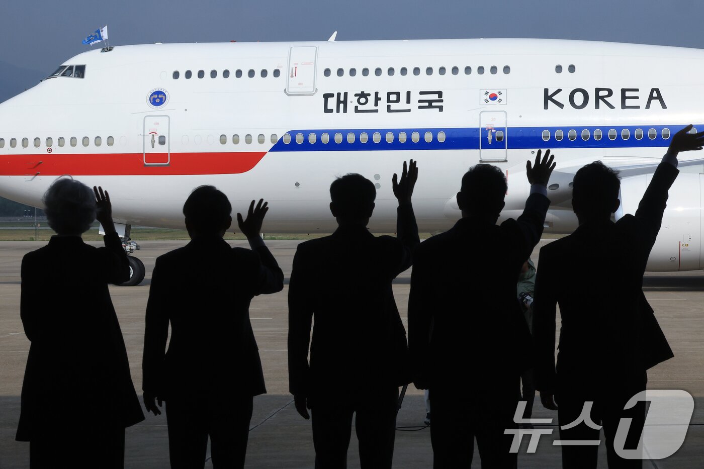 본문 이미지 - 강훈식 대통령 비서실장&#40;왼쪽부터&#41;과 김병기 더불어민주당 원내대표, 우상호 정무수석, 고기동 행정안전부 장관 직무대행, 타마라 모휘니 주한 캐나다 대사 등이 16일 오후 경기도 성남 서울공항에서 캐나다에서 열리는 주요7개국&#40;G7&#41; 정상회의 참석차 출국하는 이재명 대통령이 탑승한 1호기를 향해 손을 흔들고 있다.  2025.6.16/뉴스1 ⓒ News1 박정호 기자