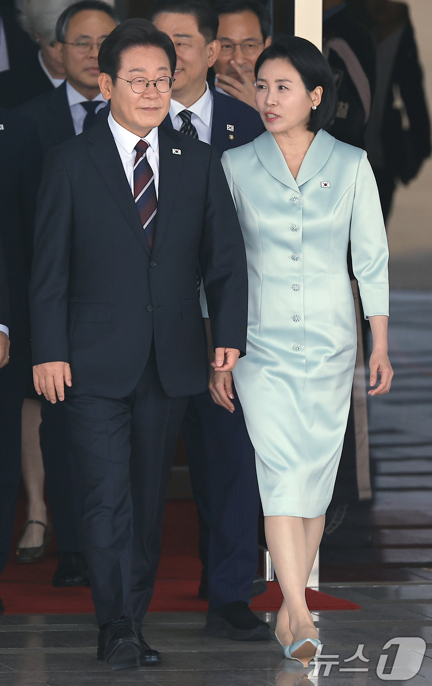 (성남=뉴스1) 박정호 기자 = 이재명 대통령과 부인 김혜경 여사가 캐나다에서 열리는 주요7개국(G7) 정상회의 참석을 위해 16일 오후 경기도 성남 서울공항을 통해 출국하고 있다 …