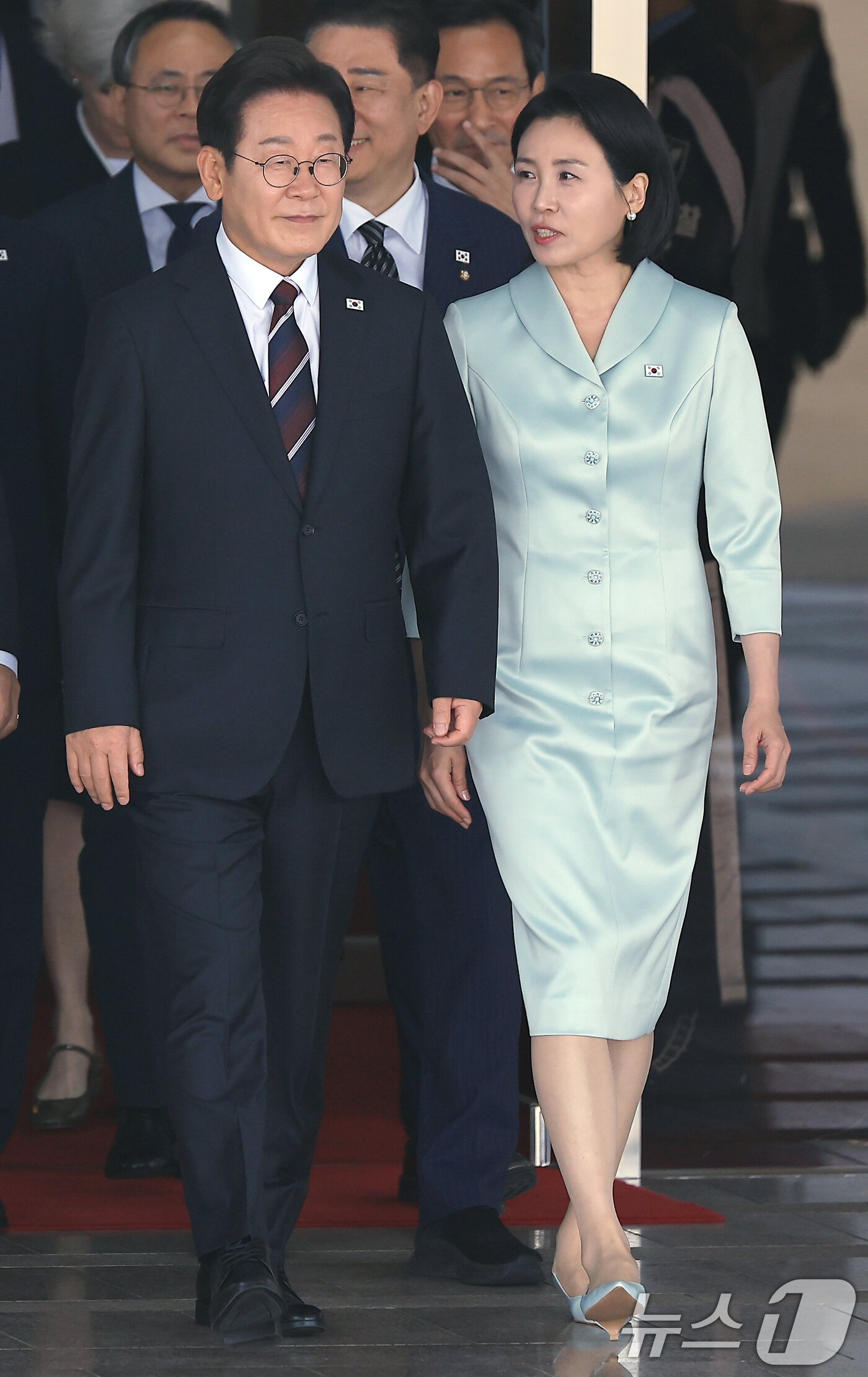 본문 이미지 - 이재명 대통령과 부인 김혜경 여사가 캐나다에서 열리는 주요7개국&#40;G7&#41; 정상회의 참석을 위해 16일 오후 경기도 성남 서울공항을 통해 출국하고 있다.  2025.6.16/뉴스1 ⓒ News1 박정호 기자