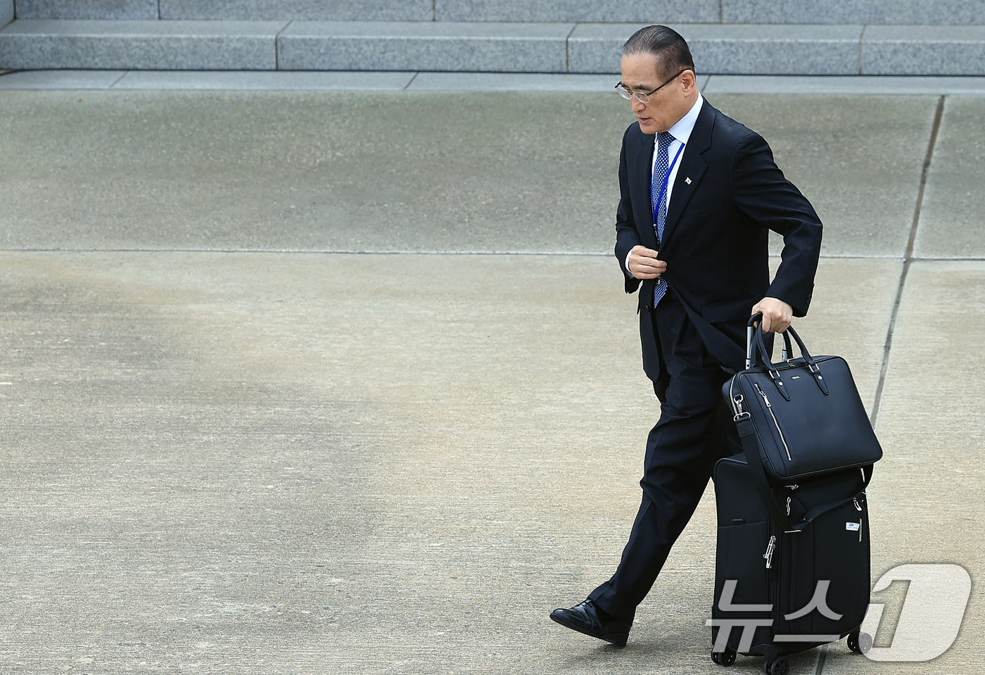 (성남=뉴스1) 박정호 기자 = 위성락 대통령실 국가안보실장이 16일 오후 경기도 성남 서울공항에서 캐나다에서 열리는 주요7개국(G7) 정상회의 참석차 출국하는 이재명 대통령과 동 …