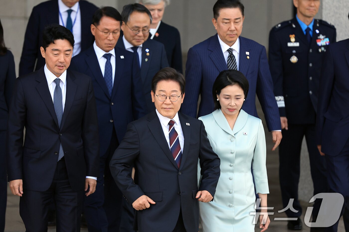 본문 이미지 - 이재명 대통령과 부인 김혜경 여사가 캐나다에서 열리는 주요7개국&#40;G7&#41; 정상회의 참석을 위해 16일 오후 경기도 성남 서울공항을 통해 출국하고 있다. 역대 대통령 가운데 가장 빠른 취임 12일 만의 첫 해외 방문에 나서는 이 대통령은 의장국인 캐나다의 공식 초청에 따라 옵서버&#40;참관국&#41; 자격으로 G7 확대회의에 참석한다. 2025.6.16/뉴스1 ⓒ News1 박정호 기자