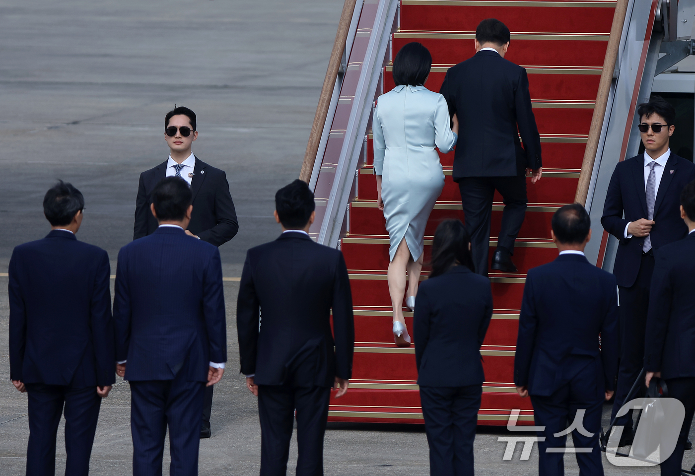 (성남=뉴스1) 박정호 기자 = 이재명 대통령과 부인 김혜경 여사가 캐나다에서 열리는 주요7개국(G7) 정상회의 참석을 위해 16일 오후 경기도 성남 서울공항을 통해 출국하고 있다 …