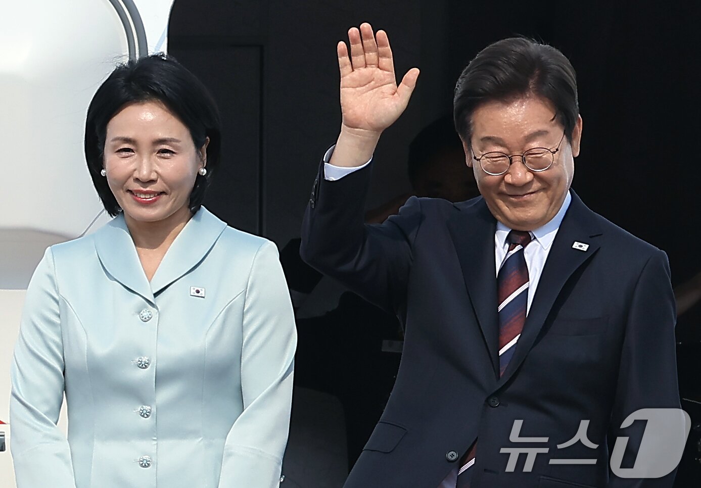본문 이미지 - 이재명 대통령과 부인 김혜경 여사가 캐나다에서 열리는 주요7개국&#40;G7&#41; 정상회의 참석을 위해 16일 오후 경기도 성남 서울공항을 통해 출국하고 있다. 2025.6.16/뉴스1 ⓒ News1 박정호 기자