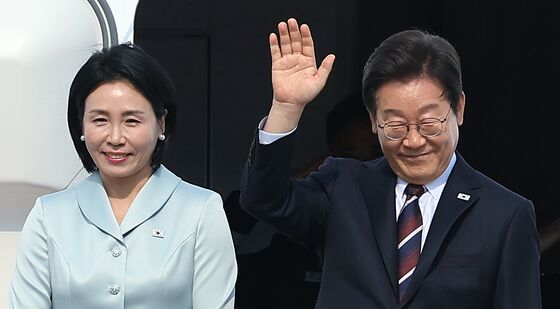 밝은 표정으로 외교 무대 향하는 이재명 대통령 내외