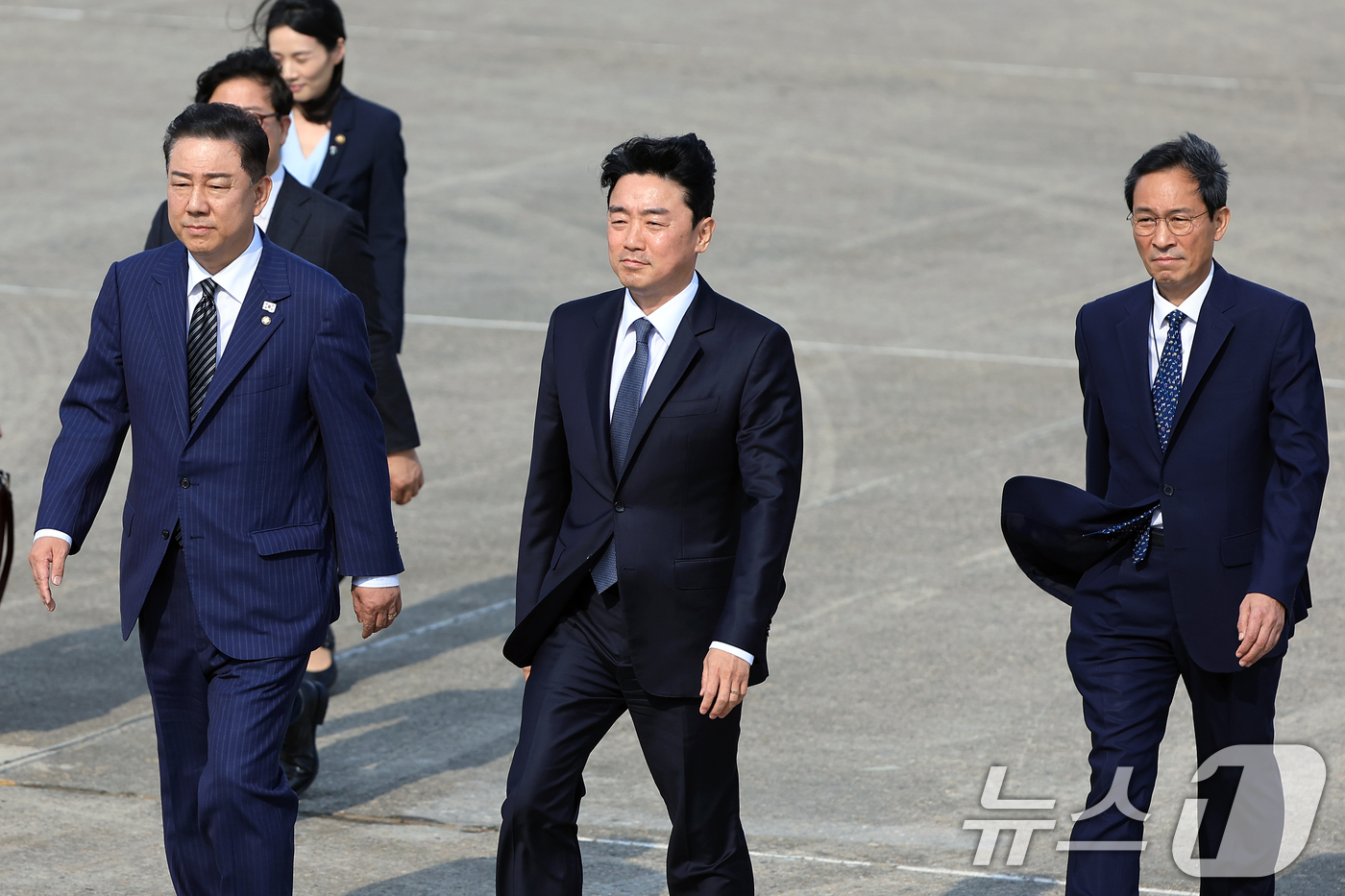 (성남=뉴스1) 박정호 기자 = 김병기 더불어민주당 원내대표(왼쪽부터)와 강훈식 대통령 비서실장, 우상호 정무수석이 16일 오후 경기도 성남 서울공항에서 캐나다에서 열리는 주요7개 …