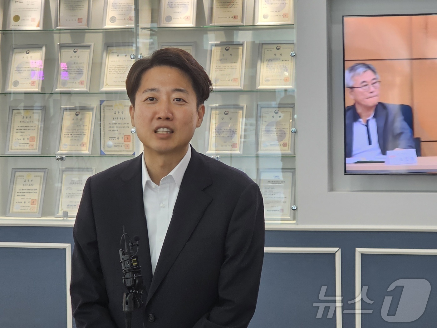 (경기광주=뉴스1) 김평석 기자 = 이준석 의원이 16일 용인시청 1층 로비에서 브리핑을 갖고 용인시청을 방문한 이유와 정치현안 등에 대해 발언을 하고 있다. 2025.6.16/뉴 …